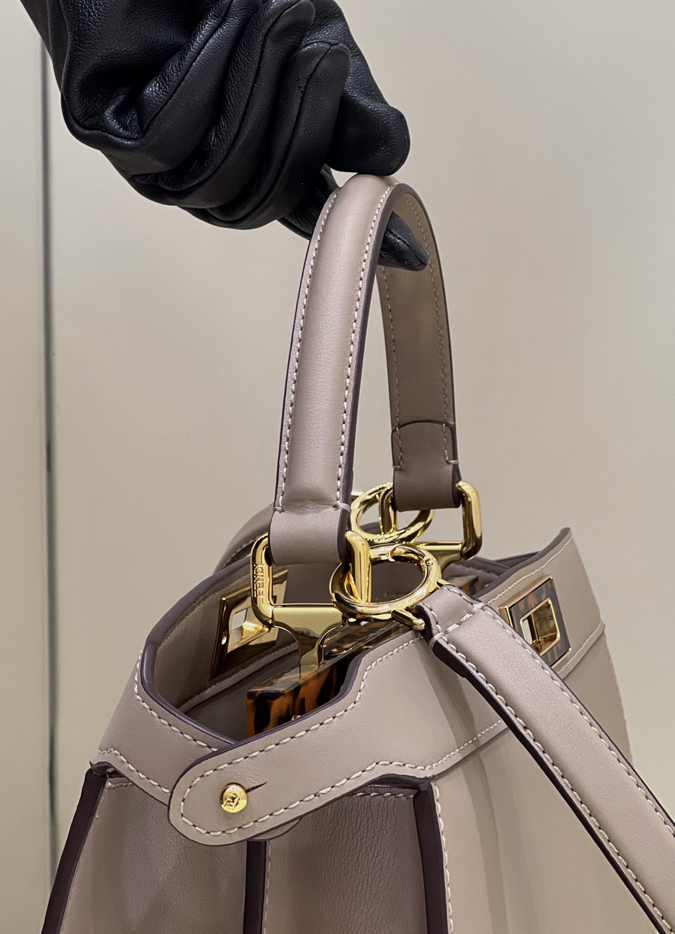 New model π
ππππ ππππ€πππ¨π¨π¨Door gray Full leather simple design Inner hardware uses tortoiseshell color to add a bit of aura to the bag, and the details are handled well. A beautiful bag that cannot be missed ~size33cm F full package Model number 70193L-A - Image 4