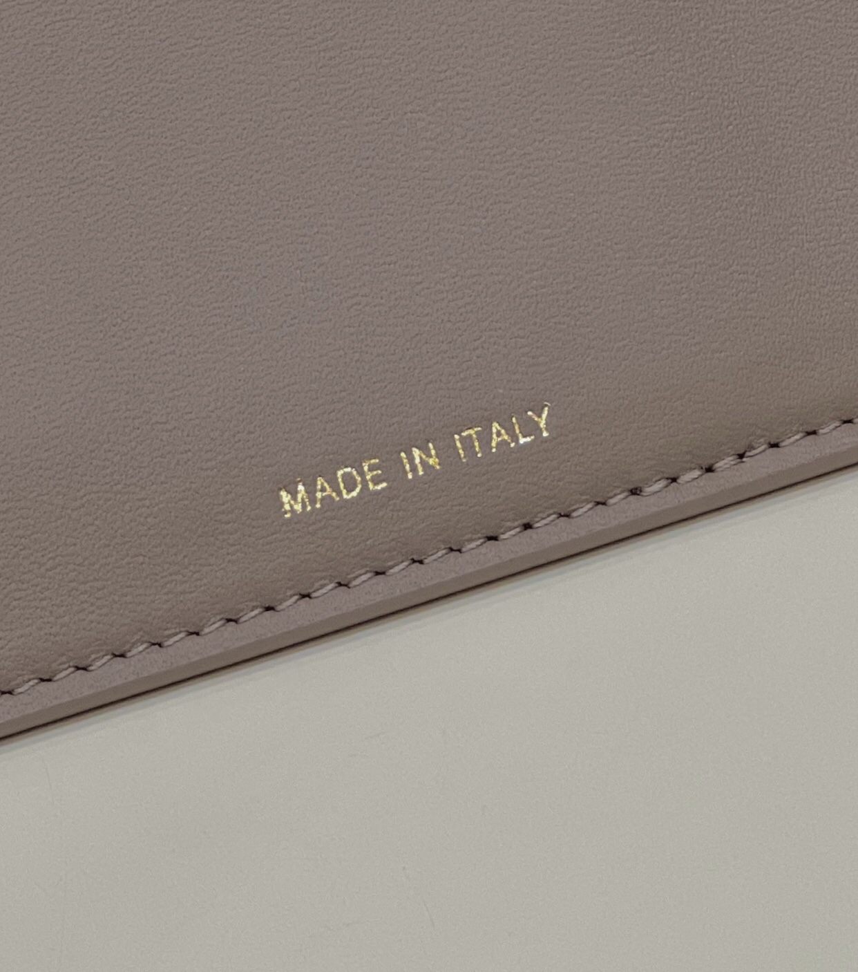 New model π
ππππ ππππ€πππ¨π¨π¨Door gray Full leather simple design Inner hardware uses tortoiseshell color to add a bit of aura to the bag, and the details are handled well. A beautiful bag that cannot be missed ~size33cm F full package Model number 70193L-A - Image 6