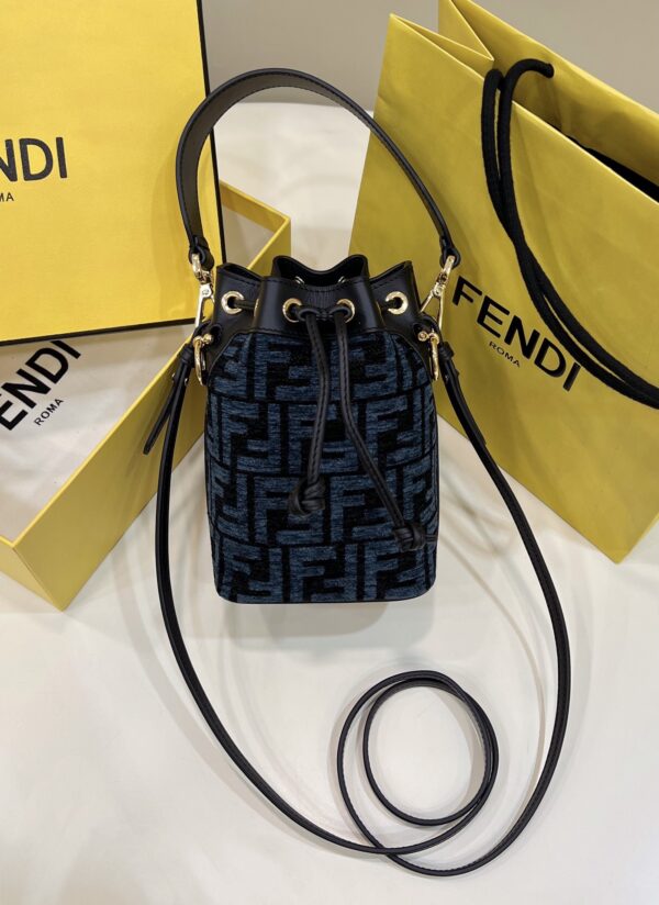 【FENDI】The same MON TRÉSOR bucket bag in the counter, decorated with the iconic FF lettering logo of pigeon gray, and is super practical for one shoulder or hand-held Size: 18*12*10cm full package model number: 8578