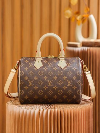 Authentic SP inspection-free and equipped with a full set of duty-free packaging. 𝐒𝐏𝐄𝐄𝐃𝐘 𝟐𝟓 Series #M41113#No Inspection Edition ▪️ Size: 25*19*15cm▪️ 𝐒𝐩𝐞𝐞𝐝𝐲 Series Originally designed for travelers of the 𝟏𝟗𝟑𝟎 era, this series exists like a god bag for me. Speaking of classics, I have to mention it is the 𝐒𝐩𝐞𝐞𝐝𝐲 series, It can be carried or cross-body with one shoulder. It has a large capacity and a fashionable upper body. Whether it is daily commuting or short-distance travel, it can easily meet the needs. The shoulder straps can be adjusted, and it does not pick the height style. The 𝐒𝐩𝐞𝐞𝐝𝐲, which has been popular for half a century, is so classic!
