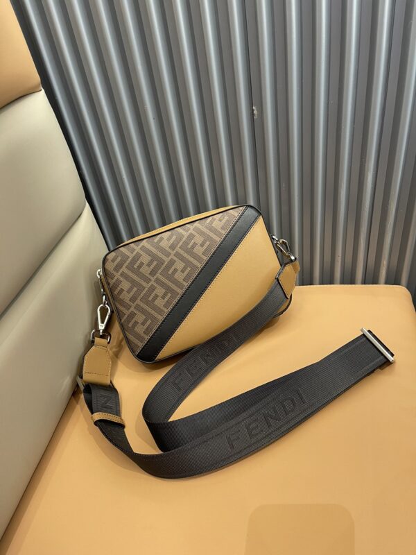 Flash sale 🉐990 counter quality, original single, exclusive genuine product development, 100% top layer of cowhide, presbyterian fabric, spot real shot, clean and tidy workmanship reflects every step of care, crossbody strap with logo is more advanced, length can be adjusted at will, commuting bag to work, can be formal and casual, can be equipped with daily necessities, the capacity is really good, go out and go on the street to go easily, from then on, Jiefang pocket. Jiefang two hands Model 7m289 Size 22.15.5