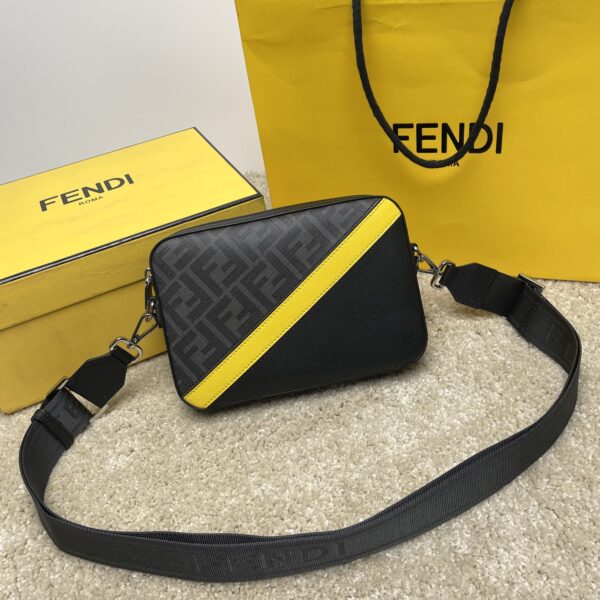 (Original quality) Exclusive genuine product development, 100% top layer of cowhide, presbyterian fabric, spot real shot, clean and tidy workmanship reflects every step of care, crossbody strap with logo is more advanced, length can be adjusted at will, commuting bags to work, can be formal and casual, can be equipped with daily necessities, the capacity is really good, go out and go on the street to go easily, from then on, Jiefang pockets. Jiefang two hands Model 7m287 Size 22.15.5