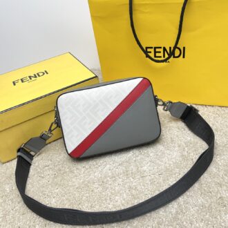 (Original quality) Exclusive genuine product development, 100% top layer of cowhide, presbyterian fabric, spot real shot, clean and tidy workmanship reflects every step of care, crossbody strap with logo is more advanced, length can be adjusted at will, commuting bags to work, can be formal and casual, can be equipped with daily necessities, the capacity is really good, go out and go on the street to go easily, from then on, Jiefang pockets. Jiefang two hands Model 7m287 Size 22.15.5