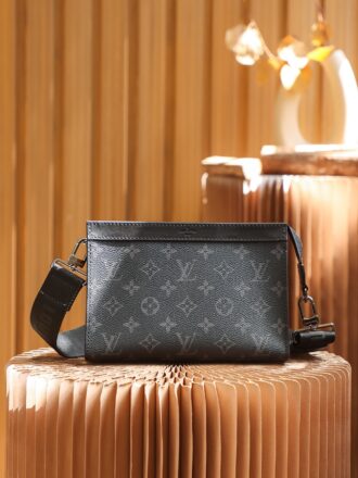 Authentic SP inspection-free and equipped with a full set of duty-free packaging. 𝐆𝐀𝐒𝐓𝐎𝐍 𝐖𝐄𝐀𝐑𝐀𝐁𝐋𝐄 𝐖𝐀𝐋𝐋𝐄 #M81124# Check-free version YY ▪️ Size: 22*14.5*4.5cm▪️ 𝐆𝐚𝐬𝐭𝐨𝐧 𝐰𝐞𝐚𝐫𝐚𝐛𝐥𝐞𝐭 Black Warrior Two-in-One Crossbody Bag, Black Presbyterian is really handsome, can be crossbody on one shoulder, paired with a coin wallet, the main bag can be detached as a handbag, Low-key and high-end are more suitable for boys. Whether it is casual or sporty, you can easily control it in business formal wear. It is very young and fashionable. It is called the dream lover in the eyes of boys and has a good appearance!