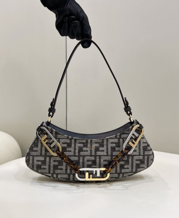 The new O'Lock clutch that is super subversive is coming. The gold and silver color mixing style is updated and equipped with double handles and a removable leather strap! ! Tortoiseshell shell effect plexiglass chain decorative handle is super unique to carry or underarm back~ Model number: 8573A/ Size 32/6/12