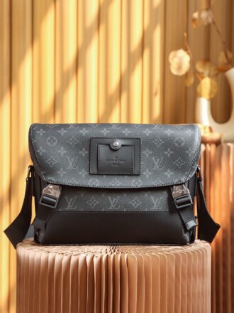 Authentic SP inspection-free and equipped with a full set of duty-free packaging. 𝐕𝐎𝐘𝐀𝐆𝐄𝐑Post Passenger Bag #M40511# Check-free version ▪️ Size: 33*22.5*11cm▪️ Men’s must-try style, with a very stylish back, inspired by the classic academy style, not only has a high appearance, but also has a large capacity, the upper body effect is super handsome, the unique locks are very design-like, the ceiling of the commuter men’s bag, the low-key appearance of the black flower highlights the boy’s temperament, the most suitable postman bag for fashionable men!