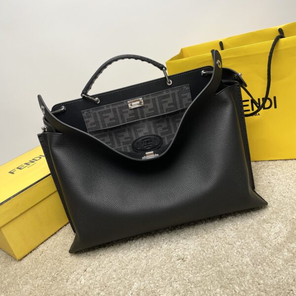 (Original quality) Exclusive genuine product development, imported cowhide, the body is neatly routed, every detail has been carefully crafted, and the clean and tidy workmanship reflects the attentiveness of each step. The front lined bag can be replaced at will, the middle partition layer can be inserted into the pocket, the shoulder strap length can be adjusted at will, the texture seen by the naked eye, high-end and powerful functionality, the upper body will definitely increase your confidence, the capacity is really pleasing, every boy deserves a high-quality, high-value, high-aura platinum bag, the spot price is 👍, the lasting handsome and handsome, model 7vA476 Size 38.34.12