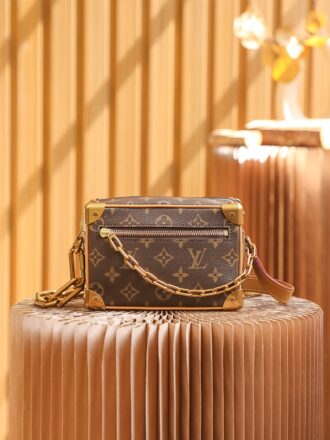 Authentic SP inspection-free and equipped with a full set of duty-free packaging. 𝐌𝐢𝐧𝐢 𝐒𝐨𝐟𝐟𝐭 𝐓𝐫𝐮𝐧𝐤 M68906#Check-free version# ▪️Size: 18.5*13*8cm▪️Retro old flower soft box bag, Dajin retro old chain as the core point of the embellishment of the entire bag, making the overall retro feel stronger. The adjustable length of Dajin buckle is satisfied with daily height needs. Both men and women have the peak appearance of the upper body. The appearance of men and women has no shortcomings. They are always out of stock. Don’t hesitate, just look at the appearance you fall in love with, retro and casual!