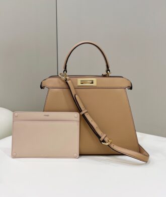PEEKABOO I See U 🔔 If you have a new message, please check it‼ ️ The novel accordion contour shape, the opening curve of the "smile" and the color-blocking cowhide inner bag, all kinds of details interpret the "FENDI" attitude, exploring the new mystery of feminine charm. size 33×12×25 model number 70193 apricot color