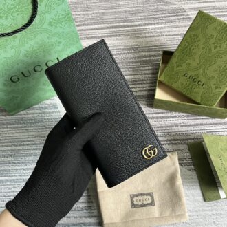 . 【With a full set of counter green packaging】‼ ️GG Marmont series long certificate wallet, leather wallet, decorated with brand's iconic double G accessories, made of calfskin material, hot pressing technology presents wild boar skin pattern, and has a unique feel. Black metal-free tanned leather double G, 12 card compartments, 4 banknote compartments, ID window. Model: 436023. Dimensions when open: 18.2 (width) x 17.5cm (height) Dimensions when closed: 9 (width) x 17.5 (height) x 2cm (deep) Color: Black/full leather. Brass metal accessories Italian creation