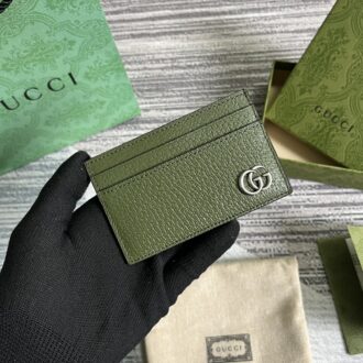 . 【With a full set of counter green packaging】‼ ️GG Marmont series card holder, Gucci continues to update the color scheme to add more refined tones. In the new color scheme and combination, the brand uses a modern perspective to reinterpret the classic GG Marmont series. This card bag is carefully crafted from forest green leather, while the brand logo accessories are presented in palladium tones. Forest green leather, palladium tone accessories, double G, 4 card compartments. Model: 657588. Size: 11 cm (width) x 7 cm (height) Color: Military Green