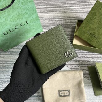 . 【With a full set of counter green packaging】‼ ️GG Marmont series leather bifold wallet, Gucci continues to update the color scheme to add more refined tones. In the new color scheme and combination, the brand uses a modern perspective to reinterpret the classic GG Marmont series. This bifold wallet is carefully crafted from forest green leather, while the brand logo accessories are presented in palladium tones. Forest green leather, palladium tones accessories, double G, eight card compartments, two banknote compartments. Model: 428726. Dimensions when open: 21 (width) x 9cm (height) Dimensions when closed: 11 (width) x 9cm (height) Color: Military green.