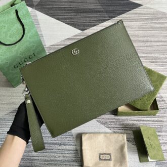 . 【With a full set of counter green packaging】‼ ️GG Marmont series clutch, Gucci continues to update the color scheme and add more refined tones. In the new color scheme and combination, the brand uses a modern perspective to reinterpret the classic GG Marmont series. This clutch is carefully crafted from forest green leather, while the brand logo accessories are presented in palladium tones. Forest green leather, palladium tones accessories Removable leather wristband, six card compartments, one open pocket Zipper closure. Model: 475317. Dimensions: 30.5 (width) x 21 (height) x 1.5cm (deep) Color: Military green.