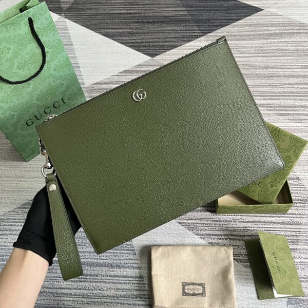 . 【With a full set of counter green packaging】‼ ️GG Marmont series clutch, Gucci continues to update the color scheme and add more refined tones. In the new color scheme and combination, the brand uses a modern perspective to reinterpret the classic GG Marmont series. This clutch is carefully crafted from forest green leather, while the brand logo accessories are presented in palladium tones. Forest green leather, palladium tones accessories Removable leather wristband, six card compartments, one open pocket Zipper closure. Model: 475317. Dimensions: 30.5 (width) x 21 (height) x 1.5cm (deep) Color: Military green.