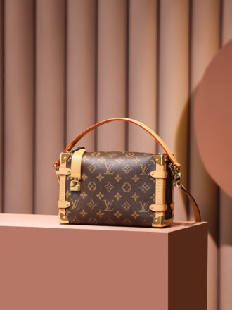 Authentic SP inspection-free and equipped with a full set of duty-free packaging. 𝐒𝐈𝐃𝐄 𝐓𝐑𝐔𝐍𝐊 M46358#Check-free version# ▪️Size: 21*14*6cm▪️Popular 𝐬𝐢𝐝𝐞 𝐭𝐫𝐮𝐧𝐤Soft box𝑜High appearance at a glance, breaking through the previous hard box, boldly using both soft and hard design understanding, the removable hand and shoulder straps are really ignited, the appearance of the big hit is also very high, the large storage space, the upper body is fashionable and lazy and randomly switched, but it does not lose its handsome temperament, must-have, the appearance is too high!