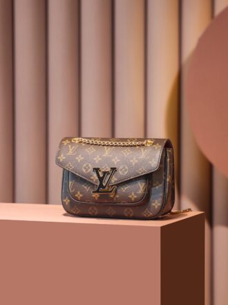 Authentic SP inspection-free and equipped with a full set of duty-free packaging. 𝐏𝐀𝐒𝐒𝐘 Postman Chain Bag M45592# Duty Free Edition# ▪️ Size: 23*17*9cm▪️ 𝐏𝐚𝐬𝐬𝐲 series is not a style that makes people fall in love at first sight. It is a favorite that slowly penetrates the heart. The more you look at it, the more you love it, the more you look at it, the more advanced it becomes, especially the iconic black enamel 𝐥𝐨𝐠𝐨, which is absolutely eye-catching, unique, with a variety of chains adjustable, and can be made of shoulder chain straps. It is the first choice for office workers who go out to commute. It has a very low-key and connotational temperament!