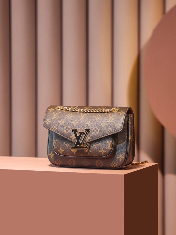 Authentic SP inspection-free and equipped with a full set of duty-free packaging. 𝐏𝐀𝐒𝐒𝐘 Postman Chain Bag M45592# Duty Free Edition# ▪️ Size: 23*17*9cm▪️ 𝐏𝐚𝐬𝐬𝐲 series is not a style that makes people fall in love at first sight. It is a favorite that slowly penetrates the heart. The more you look at it, the more you love it, the more you look at it, the more advanced it becomes, especially the iconic black enamel 𝐥𝐨𝐠𝐨, which is absolutely eye-catching, unique, with a variety of chains adjustable, and can be made of shoulder chain straps. It is the first choice for office workers who go out to commute. It has a very low-key and connotational temperament!