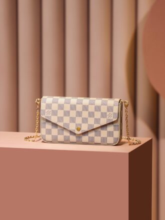 Authentic SP inspection-free and equipped with a full set of duty-free packaging. 𝐏𝐎𝐂𝐇𝐄𝐓𝐓𝐄 𝐅É𝐋𝐈𝐂𝐈𝐈𝐄 N63106# Inspection-free version# ▪️ Size: 21*12*3cm▪️ The classic price-performance ratio king that never ends, a three-in-one chain bag, a classic work worth buying, a great price comparison, a very high usage rate, can be matched all year round, and can also be separated and used separately. It seems very delicate and compact, with very practical capacity, can be carried on one shoulder, underarms, cross-body, and a variety of ways to carry it on one side, one bag and three uses, a must-have classic immortal single product!