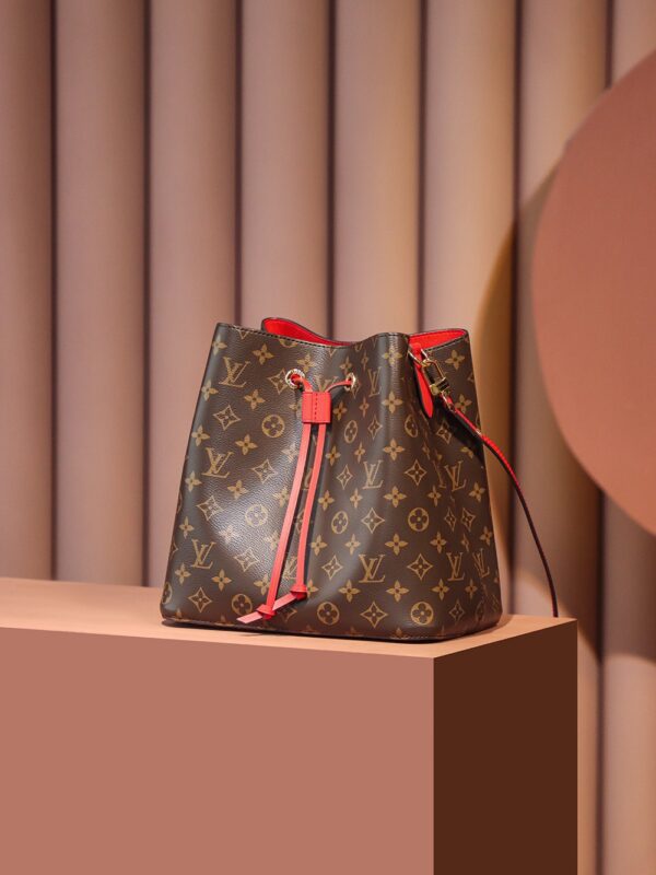 Authentic SP inspection-free and equipped with a full set of duty-free packaging. 𝐍É𝐎𝐍𝐎É Classic Series #M44021# Check-free Edition ▪️ Size: 26*26*17.5cm▪️ As a classic work, it is also the rhythm of everyone’s entry-level model. In 1932, the wine bag specially designed to carry Champagne Nine encountered the contemporary trend, and turned into a bucket bag containing the beauty of inheritance. It is also called the "King of Classics". It has different appeals to it regardless of age or age. The large-capacity design is a classic king that can accompany you to see the prosperity of the world, and it is also a must-have bucket for every woman!