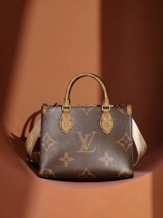 Authentic SP inspection-free and equipped with a full set of duty-free packaging. ᵒⁿᵗʰᵉᵍᵒTrunk Series｜🄲🄾🄳🄴: M46373 ₂₀₂₃ Early Spring Series【Exclusive Quality】🤎Size: 25 x 19 x 11.5ᶜᵐ The best choice for new products this season𝐎𝐍𝐓𝐇𝐄𝐆𝐎Small Series𝑶𝒏𝑻𝒉𝒆𝑮𝒐 trunk handbags are combined𝑴𝒐𝒏𝒐𝒈𝒓𝒂𝒎 𝑹𝒆𝒗𝒆𝒓𝒔𝒆 canvas, 𝑴𝒐𝒏𝒐𝒈𝒓𝒂𝒎 𝑮𝒊𝒂𝒏𝒕 pattern dotted on it. 𝑻𝒐𝒓𝒐𝒏 The handle and the jacquard woven shoulder strap decorated with brand inscriptions create a visual contrast, and the detachable coin bag is suitable for storing change or exquisite items. Fashionable charm and diverse functions are both good, and I have to say that the designer really understands every woman.