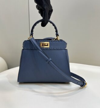 Simple and atmospheric model peekaboo, specially made exquisite handmade outer seams highlight the contrasting color of the bag. Classic colors and cowhide materials are the choices of each FD Girl. The capacity is sufficient. You can get one bag for daily travel. Size: 23.5/12/20cm. Model number 8615