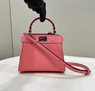 Simple and atmospheric model peekaboo, specially made exquisite handmade outer seams highlight the contrasting color of the bag. Classic colors and cowhide materials are the choices of each FD Girl. The capacity is sufficient. You can get one bag for daily travel. Size: 23.5/12/20cm. Model number 8615