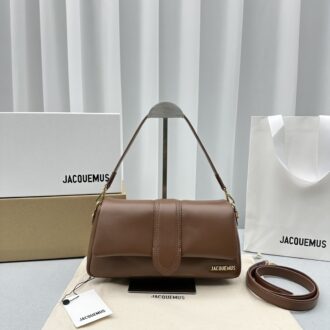 ｛Sheepskin Brown｝ Jacquemu* Le Bambimou pillow bag Soft and glutinous sheepskin texture versatile and unruly street-wide use of one bag. Simplicity and elegance have always been the favorite of fashionistas. Many fashion bloggers have already checked in. The baby they like is tightly taken away. ˃̶͈̀௰˂̶͈́ Model number: 2084 Size: 30x height 14x width 8cm