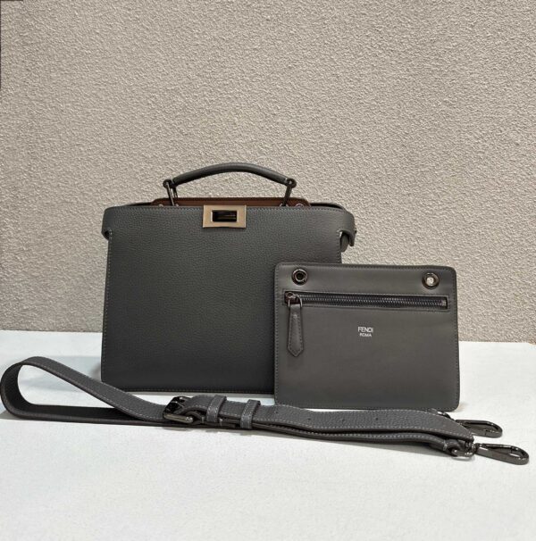 ◣ FE⭐NDI ◥ New men's peekaboo ISeeU handbag Simple appearance with exquisite pocket details. Two partitions inside, classic twist lock on the front, and zippered on the back to express young self and interpret the fashionable spirit of continuous exploration and innovation. size; 26/8/20cm model number; 7VA530 dark gray