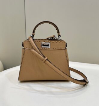Simple and atmospheric model peekaboo, specially made exquisite handmade outer seams highlight the contrasting color of the bag. Classic colors and cowhide materials are the choices of each FD Girl. The capacity is sufficient, and you can get one bag for daily travel~ size: 23.5/12/20cm Model number 8615