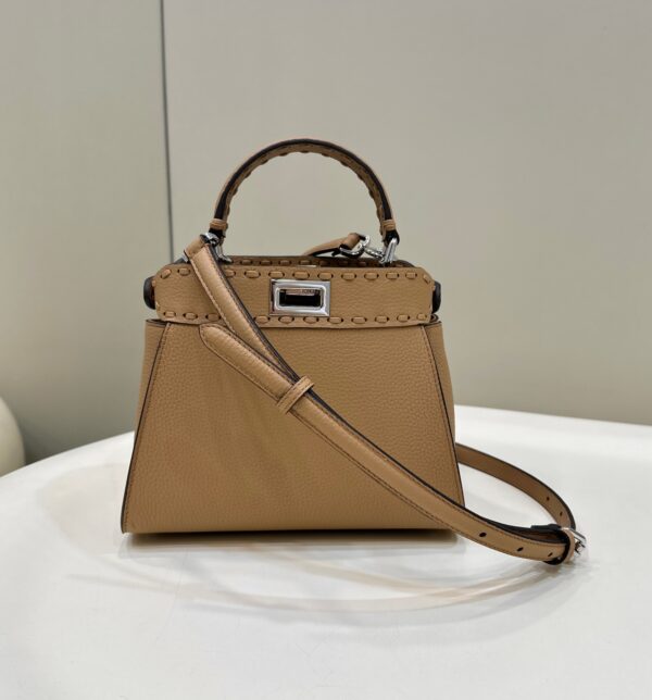 Simple and atmospheric model peekaboo, specially made exquisite handmade outer seams highlight the contrasting color of the bag. Classic colors and cowhide materials are the choices of each FD Girl. The capacity is sufficient, and you can get one bag for daily travel~ size: 23.5/12/20cm Model number 8615