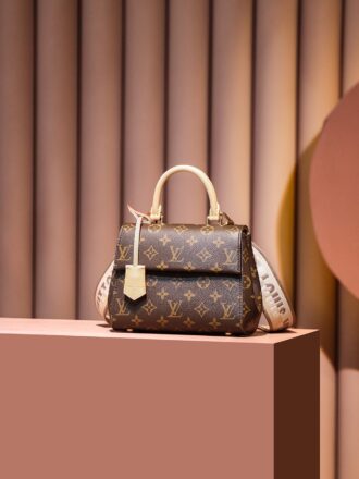 Authentic SP inspection-free and equipped with a full set of duty-free packaging. 𝐂𝐋𝐔𝐍𝐘 𝐌𝐢𝐧𝐢 Series｜🄲🄾🄳🄴: M46055 ▪️Size: 20*16*7.5ᶜᵐ▪️PJ New 𝐜𝐥𝐮𝐧𝐲 is coming. It is another big hit to grab money. The iconic presbyopia design, paired with super gentle milk tea shoulder straps, casual, sweet and exquisite, low-key and practical design, it is the most suitable for going out/commuting. It is a very simple and fashionable style. I believe it is another big hit tone!
