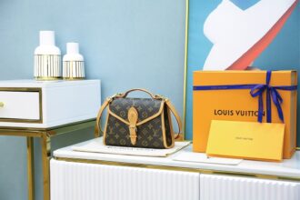 Authentic SP inspection-free and equipped with a full set of duty-free packaging. lv 𝐈𝐕𝐘French original material🇫🇷all steel original hardware m44919 𝙉𝙞𝙘𝙤𝙡𝙖𝙨 𝙂𝙝𝙚𝙨𝙦𝙪𝙞𝙚𝙧𝙚 The king of hot products—【lvy postman bag】Size: 23.5*18*9cm The classic postman bag style has been retained, but different designs have been added, the straight wrist design has been added, the retro style is added, and the adjustable shoulder strap buckles are not limited by height. This is the most popular new postman bag for cheering on the entire network. The capacity is greatly satisfied with your daily long-distance travel needs. The basic material has made the whole body taste zero error with the zp. The original pure steel hardware makes you feel even more fake. The whole body exudes the instant visual feeling of zp! !