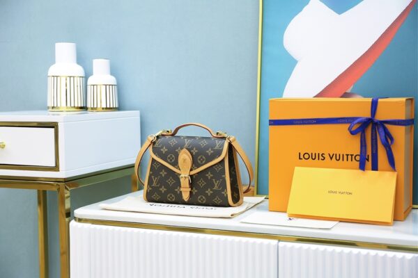 Authentic SP inspection-free and equipped with a full set of duty-free packaging. lv 𝐈𝐕𝐘French original material🇫🇷all steel original hardware m44919 𝙉𝙞𝙘𝙤𝙡𝙖𝙨 𝙂𝙝𝙚𝙨𝙦𝙪𝙞𝙚𝙧𝙚 The king of hot products—【lvy postman bag】Size: 23.5*18*9cm The classic postman bag style has been retained, but different designs have been added, the straight wrist design has been added, the retro style is added, and the adjustable shoulder strap buckles are not limited by height. This is the most popular new postman bag for cheering on the entire network. The capacity is greatly satisfied with your daily long-distance travel needs. The basic material has made the whole body taste zero error with the zp. The original pure steel hardware makes you feel even more fake. The whole body exudes the instant visual feeling of zp! !