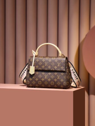 Authentic SP inspection-free and equipped with a full set of duty-free packaging. 𝐂𝐋𝐔𝐍𝐘 𝐁𝐁 Series｜🄲🄾🄳🄴: M46372 ▪️Size: 28*20*10ᶜᵐ▪️ New 𝐂𝐥𝐮𝐧𝐲 𝐁𝐁𝐁 is coming. It is another big hit to grab money. The iconic presbyopia design, paired with colorful shoulder straps, casual, sweet and exquisite, low-key and practical design, it is the most suitable for going out/commuting. It is a very simple and fashionable style. I believe it is another big hit tone!
