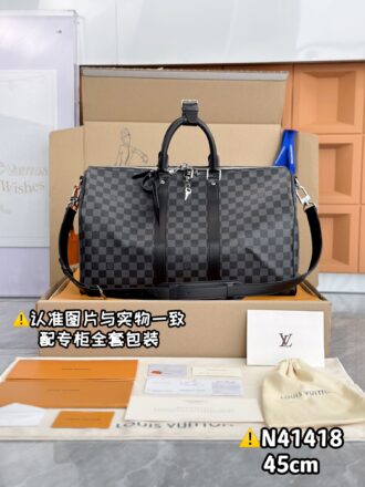 With a full set of duty-free packaging [Excellent SP high elastic fabric] N41418 Black Grid Small [Original all steel: with full set of counter packaging] KEEPALL BANDOULIÈRE 45 Travel Bag Keepall 45 Travel Bag, made of the new iconic Monogram Eclipse canvas. Since 1930, the Keepall series of bags have accompanied generations of travelers around the world. This new travel bag comes with multiple leather handles that hold comfortably, a bag strap for a casual crossbody, and a shiny padlock for short trip companion. 45 x 27 x 20 cm (length x height x width)