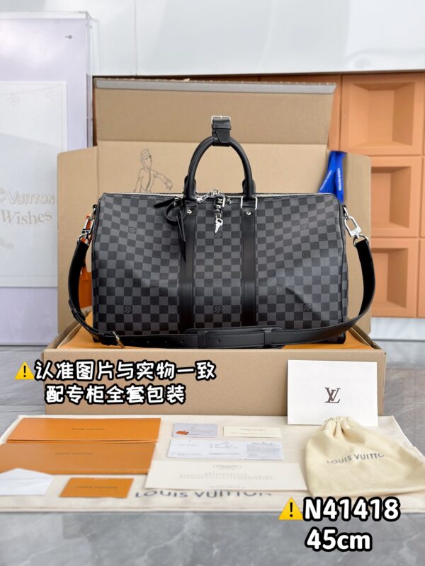 With a full set of duty-free packaging [Excellent SP high elastic fabric] N41418 Black Grid Small [Original all steel: with full set of counter packaging] KEEPALL BANDOULIÈRE 45 Travel Bag Keepall 45 Travel Bag, made of the new iconic Monogram Eclipse canvas. Since 1930, the Keepall series of bags have accompanied generations of travelers around the world. This new travel bag comes with multiple leather handles that hold comfortably, a bag strap for a casual crossbody, and a shiny padlock for short trip companion. 45 x 27 x 20 cm (length x height x width)