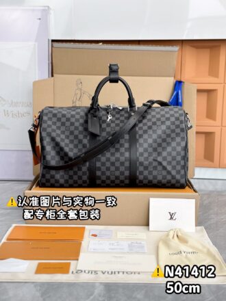 With a full set of duty-free packaging [Excellent SP high elastic fabric] N41418 Black Medium [Original all steel: with full set of counter packaging] KEEPALL BANDOULIÈRE 50 Travel Bag Keepall 50 Travel Bag, made of the new iconic Monogram Eclipse canvas. Since 1930, the Keepall series of bags have accompanied generations of travelers around the world. This new travel bag comes with multiple leather handles that hold comfortably, a bag strap for a casual crossbody, and a shiny padlock for short trip companion. 50 x 29 x 22 cm (length x height x width)
