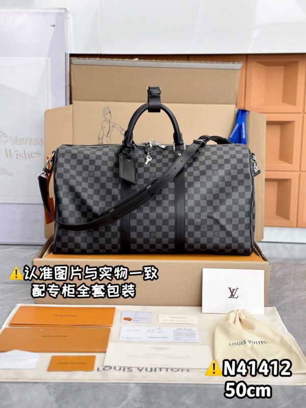 With a full set of duty-free packaging [Excellent SP high elastic fabric] N41418 Black Medium [Original all steel: with full set of counter packaging] KEEPALL BANDOULIÈRE 50 Travel Bag Keepall 50 Travel Bag, made of the new iconic Monogram Eclipse canvas. Since 1930, the Keepall series of bags have accompanied generations of travelers around the world. This new travel bag comes with multiple leather handles that hold comfortably, a bag strap for a casual crossbody, and a shiny padlock for short trip companion. 50 x 29 x 22 cm (length x height x width)