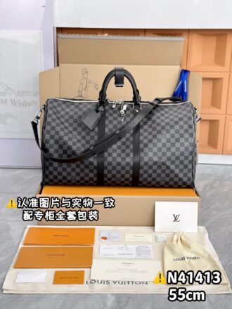 With a full set of duty-free packaging [Excellent DP high elastic fabric] N41418 Black Grid Large [Original all steel: with full set of counter packaging] KEEPALL BANDOULIÈRE 55 Travel Bag Keepall 55 Travel Bag, made of the new iconic Monogram Eclipse canvas. Since 1930, the Keepall series of bags have accompanied generations of travelers around the world. This new travel bag comes with multiple leather handles that hold comfortably, a bag strap for a casual crossbody, and a shiny padlock for short trip companion. 55 x 31 x 24 cm (length x height x width)