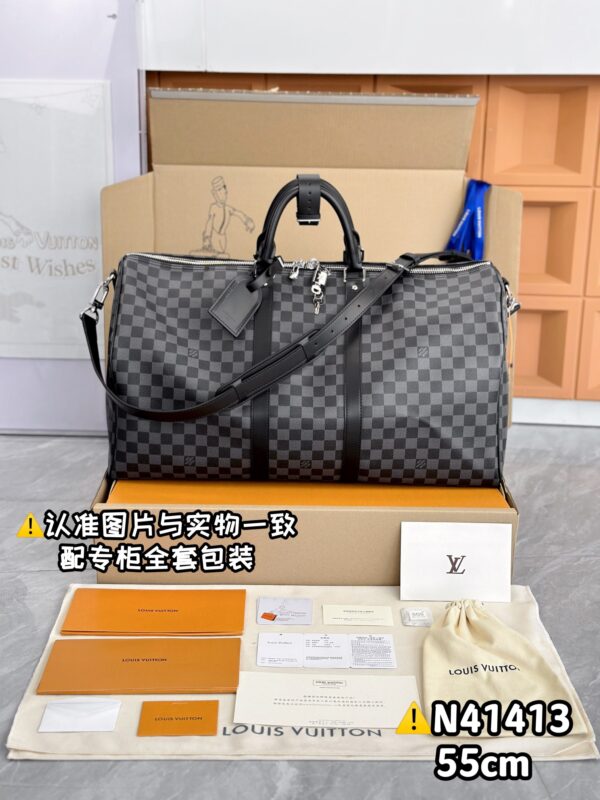 With a full set of duty-free packaging [Excellent DP high elastic fabric] N41418 Black Grid Large [Original all steel: with full set of counter packaging] KEEPALL BANDOULIÈRE 55 Travel Bag Keepall 55 Travel Bag, made of the new iconic Monogram Eclipse canvas. Since 1930, the Keepall series of bags have accompanied generations of travelers around the world. This new travel bag comes with multiple leather handles that hold comfortably, a bag strap for a casual crossbody, and a shiny padlock for short trip companion. 55 x 31 x 24 cm (length x height x width)