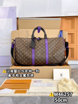 With a full set of duty-free packaging [Excellent SP high elastic fabric] M46257 Presbyterian with purple! 【Original all steel: complete with a full set of counter packaging】 【KEEPALL BANDOULIÈRE 50 Travel Bag】 This classic Keepall Bandoulière 50 Travel Bag is made of Monogram Macassar canvas, with dazzling purple tones accented side leather straps and top handle fasteners. Removable, adjustable shoulder straps and rolled leather top handles ensure comfortable carrying. Suitable for short excursions. Size: 50 x 29 x 23 cm