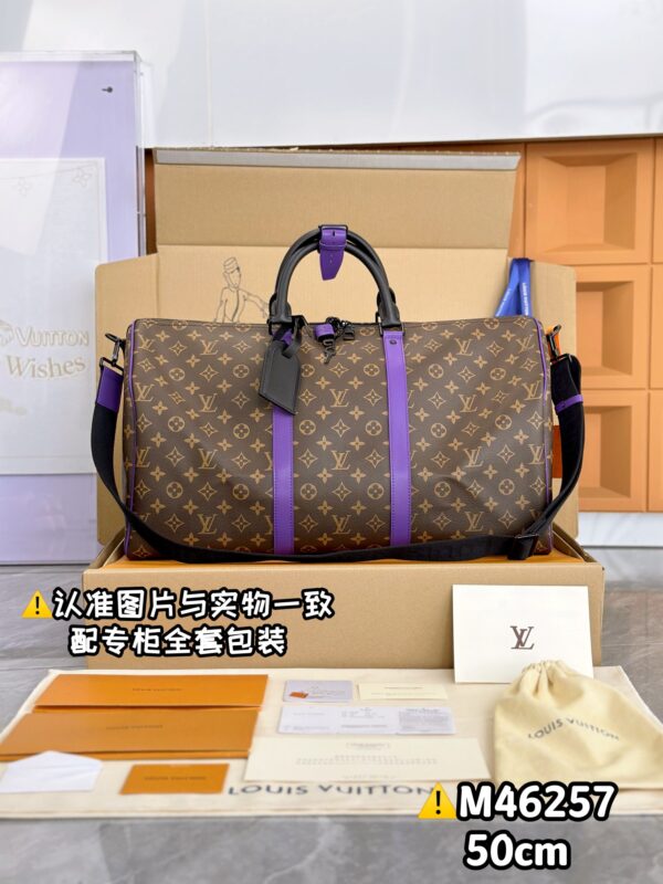 With a full set of duty-free packaging [Excellent SP high elastic fabric] M46257 Presbyterian with purple! 【Original all steel: complete with a full set of counter packaging】 【KEEPALL BANDOULIÈRE 50 Travel Bag】 This classic Keepall Bandoulière 50 Travel Bag is made of Monogram Macassar canvas, with dazzling purple tones accented side leather straps and top handle fasteners. Removable, adjustable shoulder straps and rolled leather top handles ensure comfortable carrying. Suitable for short excursions. Size: 50 x 29 x 23 cm