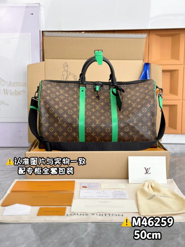 With a full set of duty-free packaging [Excellent SP high elastic fabric] M46259 Presbyterian with green! 【Original all steel: complete with a full set of counter packaging】 【KEEPALL BANDOULIÈRE 50 Travel Bag】 This classic Keepall Bandoulière 50 Travel Bag is made of Monogram Macassar canvas, with dazzling purple tones accented side leather straps and top handle fasteners. Removable, adjustable shoulder straps and rolled leather top handles ensure comfortable carrying. Suitable for short excursions. Size: 50 x 29 x 23 cm