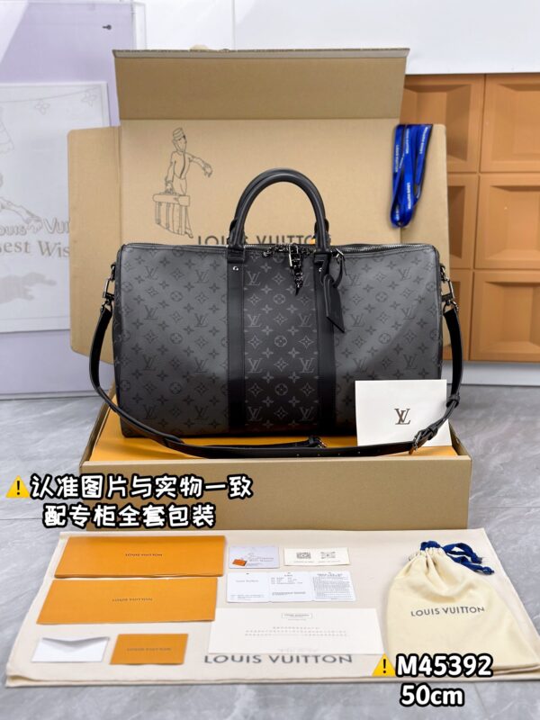 With a full set of duty-free packaging [Excellent SP high elastic fabric] M45392 gray black [Original all steel: with a full set of counter packaging] KEEPALL BANDOULIÈRE 50 travel bag This Keepall Bandoulière 50 travel bag replaces dark Monogram Eclipse canvas with light color Monogram Eclipse canvas to create a bold and heroic temperament. This classic soft travel bag comes with a leather top handle and two belts on the side, all in black, making it clear and recognizable. With the size of the luggage on the body, the interior space is abundant. 50x 29x 23cm