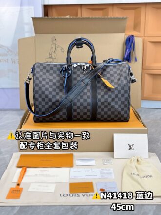 With a full set of duty-free packaging [Excellent SP high elastic fabric] N41418 black grid blue edge small [Original all steel: with full set of counter packaging] KEEPALL BANDOULIÈRE 45 travel bag Keepall 45 travel bag, made of the new iconic Monogram Eclipse canvas. Since 1930, the Keepall series of bags have accompanied generations of travelers around the world. This new travel bag comes with multiple leather handles that hold comfortably, a bag strap for a casual crossbody, and a shiny padlock for short trip companion. 45 x 27 x 20 cm (length x height x width)