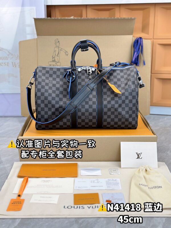 With a full set of duty-free packaging [Excellent SP high elastic fabric] N41418 black grid blue edge small [Original all steel: with full set of counter packaging] KEEPALL BANDOULIÈRE 45 travel bag Keepall 45 travel bag, made of the new iconic Monogram Eclipse canvas. Since 1930, the Keepall series of bags have accompanied generations of travelers around the world. This new travel bag comes with multiple leather handles that hold comfortably, a bag strap for a casual crossbody, and a shiny padlock for short trip companion. 45 x 27 x 20 cm (length x height x width)