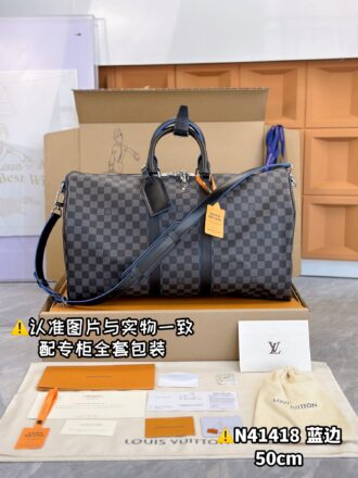 With a full set of duty-free packaging [Excellent SP high elastic fabric] N41418 black grid blue edge medium [Original all steel: with full set of counter packaging] KEEPALL BANDOULIÈRE 50 travel bag Keepall 50 travel bag, made of the new iconic Monogram Eclipse canvas. Since 1930, the Keepall series of bags have accompanied generations of travelers around the world. This new travel bag comes with multiple leather handles that hold comfortably, a bag strap for a casual crossbody, and a shiny padlock for short trip companion. 50 x 29 x 22 cm (length x height x width)