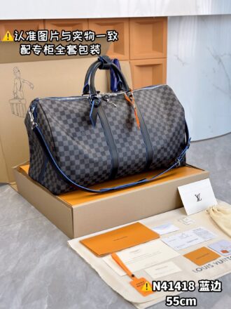 With a full set of duty-free packaging [Excellent SP high elastic fabric] N41418 black grid blue edge large [original all steel: with full set of counter packaging] KEEPALL BANDOULIÈRE 55 travel bag Keepall 55 travel bag, made of the new iconic Monogram Eclipse canvas. Since 1930, the Keepall series of bags have accompanied generations of travelers around the world. This new travel bag comes with multiple leather handles that hold comfortably, a bag strap for a casual crossbody, and a shiny padlock for short trip companion. 45 x 27 x 20 cm (length x height x width)