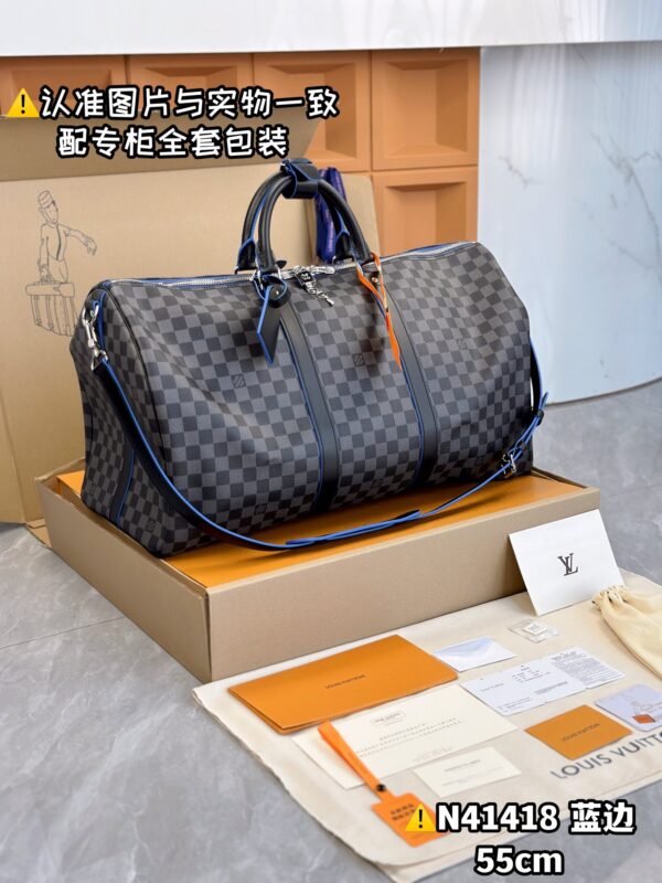 With a full set of duty-free packaging [Excellent SP high elastic fabric] N41418 black grid blue edge large [original all steel: with full set of counter packaging] KEEPALL BANDOULIÈRE 55 travel bag Keepall 55 travel bag, made of the new iconic Monogram Eclipse canvas. Since 1930, the Keepall series of bags have accompanied generations of travelers around the world. This new travel bag comes with multiple leather handles that hold comfortably, a bag strap for a casual crossbody, and a shiny padlock for short trip companion. 45 x 27 x 20 cm (length x height x width)