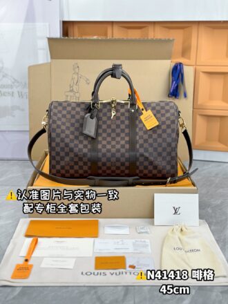 With a full set of duty-free packaging [Excellent SP high elastic fabric] N41418 coffee lattice small [Original all steel: with full set of counter packaging] KEEPALL BANDOULIÈRE 45 travel bag Keepall 45 travel bag, made of the new iconic Monogram Eclipse canvas. Since 1930, the Keepall series of bags have accompanied generations of travelers around the world. This new travel bag comes with multiple leather handles that hold comfortably, a bag strap for a casual crossbody, and a shiny padlock for short trip companion. 45 x 27 x 20 cm (length x height x width)